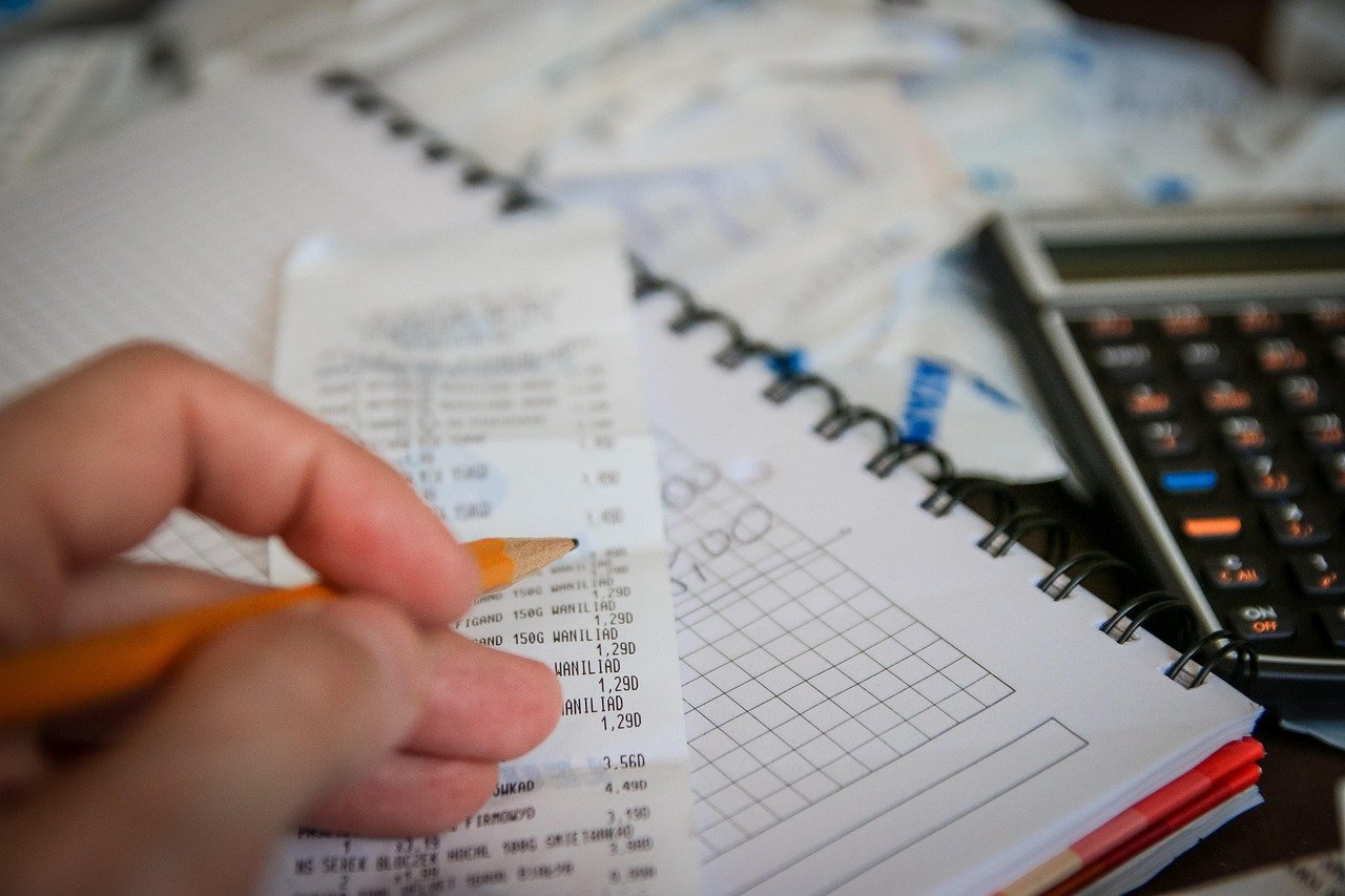 How to Save Money on Flights: Practical Travel Guide for